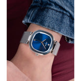 Reloj Guess de mujer  EVE color plateado con caratula azul